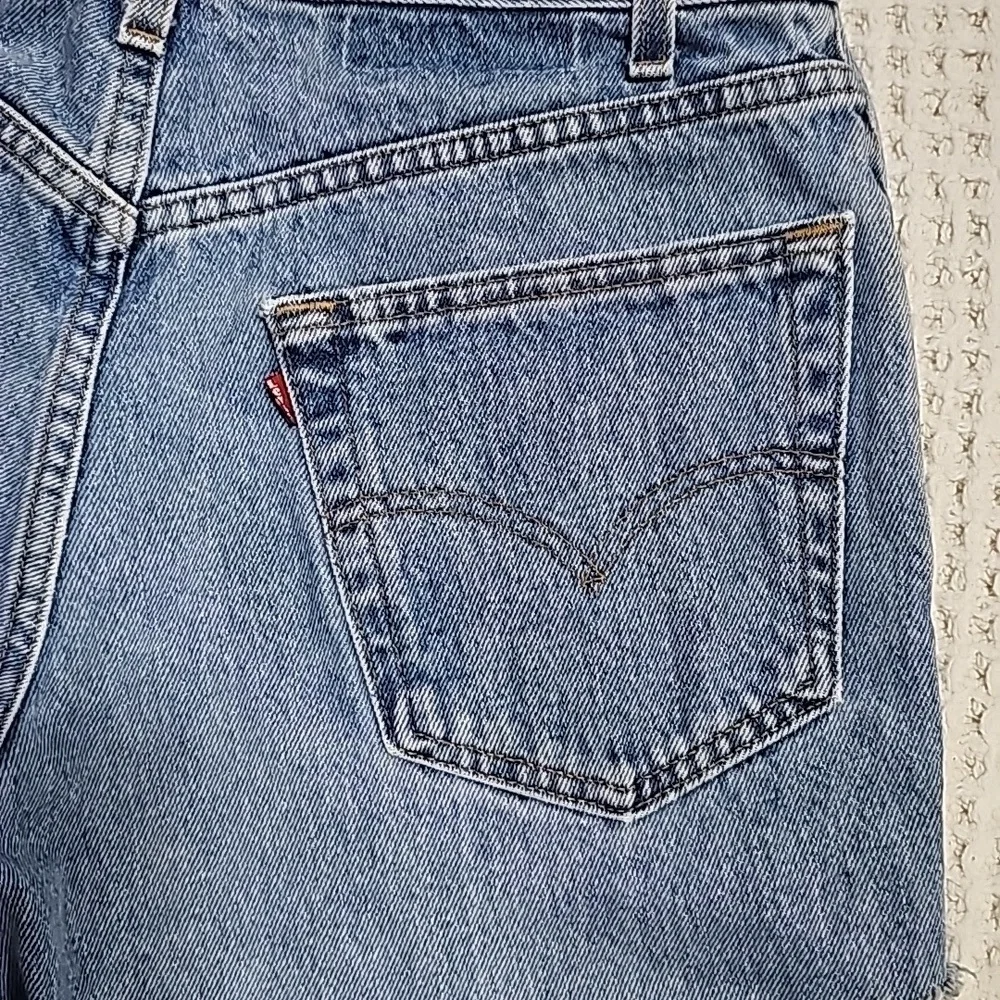 Levi's jeans shorts raw hem sz 32 - Picture 2 of 8